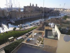 Nespecifikovaný výhled na destinaci Cospicua nebo výhled na město při pohledu z bed and breakfast