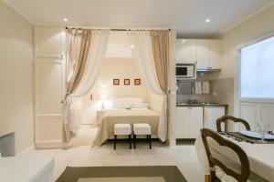 パリにあるQuartier Latin! 3 best Apartments in Paris With air conditioningの小さなベッドルーム(ベッド1台付)、キッチンが備わります。