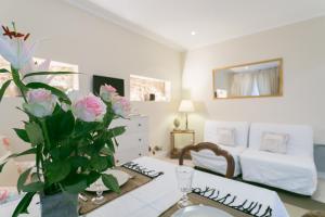 ein Wohnzimmer mit einem Tisch und einer Blumenvase in der Unterkunft Quartier Latin! 3 best Apartments in Paris With air conditioning in Paris