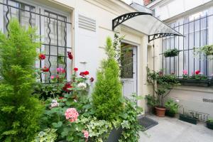 パリにあるQuartier Latin! 3 best Apartments in Paris With air conditioningの花の家の外の花園