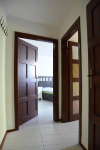 Drzwi otwarte prowadzące do pokoju z widokiem w obiekcie Apartmán Srdce Vltavy w mieście Horní Planá