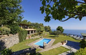 een buitenuitzicht op een villa met een zwembad bij Agriturismo Pera Di Basso in Ischia