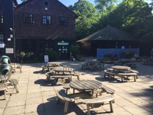 Un restaurant sau alt loc unde se poate mânca la Bell Tent Glamping at Royal Victoria Country Park