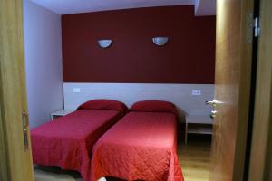 A bed or beds in a room at Hostal Santel San Marcos