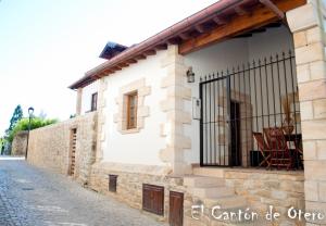 um edifício com um portão ao lado de uma rua em Estudios El Canton de Otero em Santillana del Mar