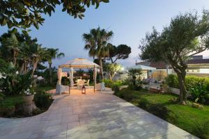 a gazebo in the middle of a yard at Marina Loft Sicily in Marina di Ragusa