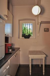 Hospitalite et patrimoine في Lentilly: مطبخ مع طاولة ونافذة
