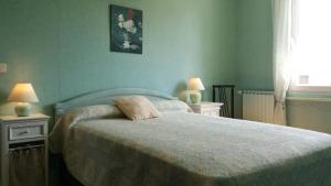 Tempat tidur dalam kamar di Gîtes sains Baie du mont saint Michel LES HORTENSIAS