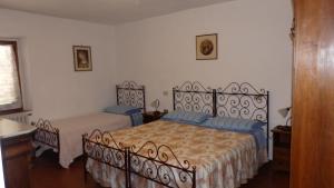 a bedroom with two beds and a window at Residence Casprini da Omero in Greve in Chianti