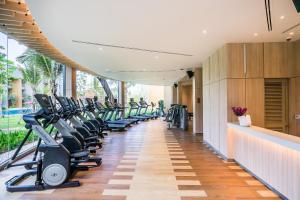 uma fila de cadeiras de exercício num ginásio em Avani+ Hua Hin Resort em Cha Am