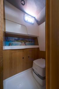 A bathroom at Czarter Jachtów Bez Patentu