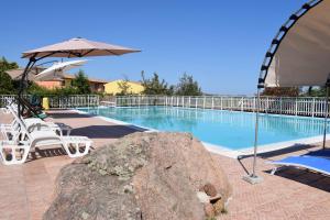 Bazén v ubytování Hotel Montiruju nebo v jeho okolí