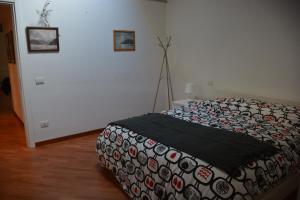 sypialnia z łóżkiem z kocem w obiekcie Il Fortino - The Refuge w mieście Sarzana