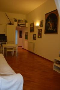 サルザーナにあるIl Fortino - The Refugeのリビングルーム(テーブル付)、ダイニングルーム