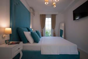 sypialnia z dużym łóżkiem i oknem w obiekcie Apartments Captain's Villa w Budvie