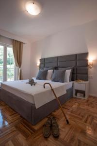 ein Schlafzimmer mit einem großen Bett mit Schuhen auf dem Boden in der Unterkunft Apartments Captain's Villa in Budva + 47 Fotos