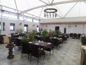 Hotel Raj Palace tesisinde bir restoran veya yemek mekanı