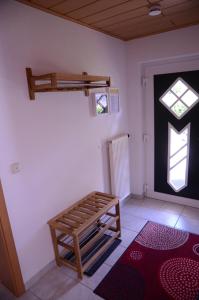 Zimmer mit einem Tisch und einem Fenster an der Wand in der Unterkunft Ferienwohnung Hunsrücknest in Malborn