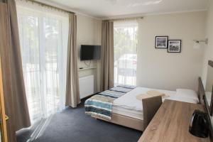 加茨比亞格拉的住宿－派松奈特皮拉特酒店，酒店客房设有床和窗户。