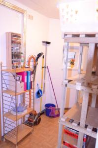 ein Zimmer mit einer Leiter und einem Regal in der Unterkunft Ferienwohnung Hunsrücknest in Malborn