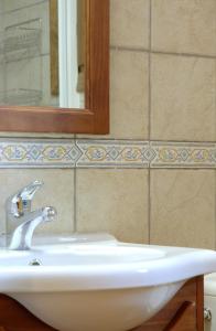 een witte wastafel in een badkamer met een spiegel bij Casa el Parque Cajal in Torla