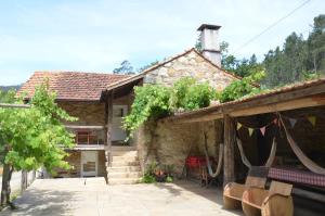 uma casa com um monte de videiras em Moleiro da Costa Má em Sever do Vouga