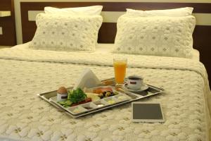 Un pat sau paturi într-o cameră la Royal Bilgic Hotel
