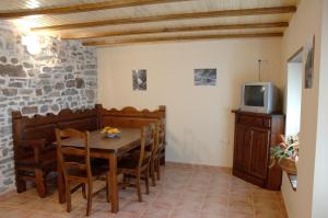 a dining room with a table and a tv at Apartamento el Hogar Casa Cajal in Torla-Ordesa