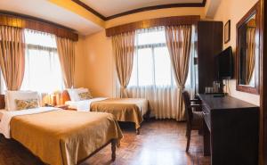 Postel nebo postele na pokoji v ubytování Hotel Excelsior + 34 fotografií