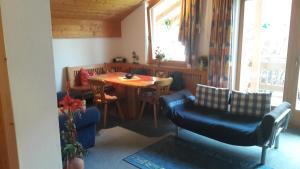 een woonkamer met een tafel en stoelen bij Apart Martina in Ried im Oberinntal