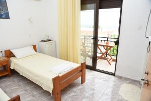 Un pat sau paturi într-o cameră la Anestis Chatzimihail Rooms