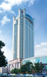 武漢市にあるラマダプラザ ティンルー ホテルの時計付きの大きな建物