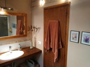 baño con lavabo y puerta de madera en El Jardín de las Hadas, en Turre