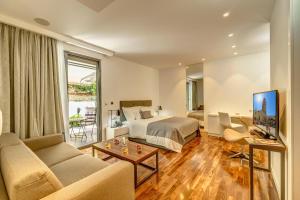 um quarto de hotel com uma cama e uma sala de estar em Rooms Oasis Life em Split