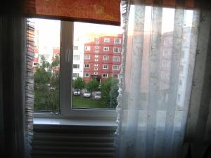 a window with a view of a building at Frendlen Papiniidu Apartment in Pärnu