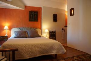 Un dormitorio con una cama grande en una habitación. en la maison des chartreux, en Brives-Charensac