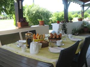 stół z talerzem jedzenia w obiekcie Val de Costes w mieście Saint-Maurin