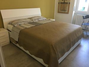ミラノにあるMarcus Roomのベッドルーム1室(ブラウンの毛布を使用した大型ベッド1台付)