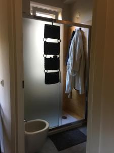 ミラノにあるMarcus Roomのバスルーム(シャワー、トイレ、鏡付)
