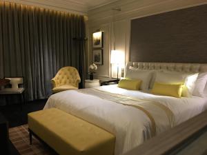 سرير أو أسرّة في غرفة في Golden Tulip New Asia Hotel The Bund Shanghai