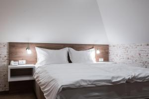 Letto o letti in una camera di Centrum Sobe Rooms Čačak
