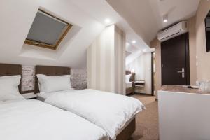 Letto o letti in una camera di Centrum Sobe Rooms Čačak