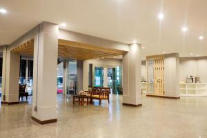 eine Lobby mit Tischen und Stühlen in einem Gebäude in der Unterkunft Krabi Royal Hotel in Krabi
