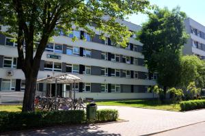 un edificio con bicicletas estacionadas frente a él en Strumyk, en Cracovia