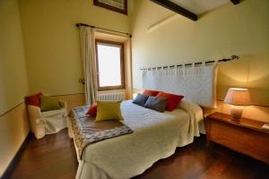 - une chambre avec un lit blanc et des oreillers colorés dans l'établissement Romantic Suite Canelles, à Cagliari