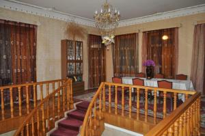 una sala da pranzo con un tavolo e un lampadario di Guest House Cico a Telavi