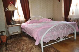 una camera con letto rosa e piumone rosa di Guest House Cico a Telavi