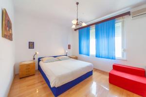 ドゥブロヴニクにあるApartment Katinkaのベッドルーム1室(ベッド1台、赤い椅子付)