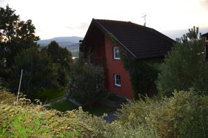 ホルニー・プラナーにあるApartmán Srdce Vltavyの蔦の赤い家