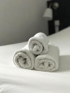 Postel nebo postele na pokoji v ubytování Hôtel Le Ponson